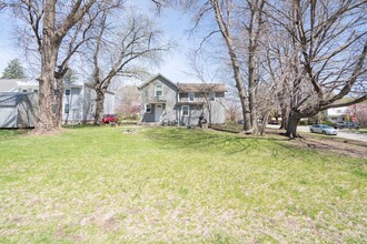 406 W 12th St in Cedar Falls, IA - Foto de edificio - Building Photo