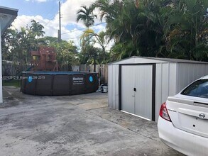 8331 SW 31st St in Miami, FL - Foto de edificio - Building Photo