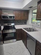 23204 Sandalwood Dr in Wildwood, FL - Building Photo - Building Photo