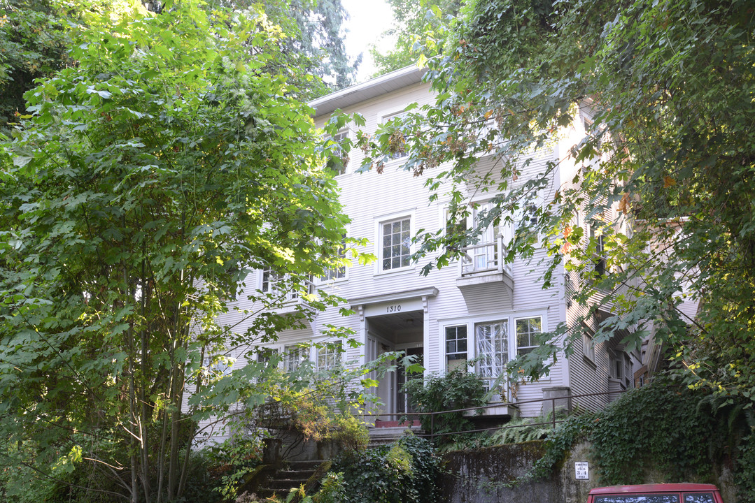 1310 SW College St in Portland, OR - Foto de edificio