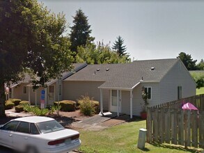 615 W Heintz St in Molalla, OR - Building Photo - Building Photo