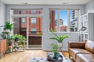 693 N Peoria St in Chicago, IL - Building Photo - Building Photo