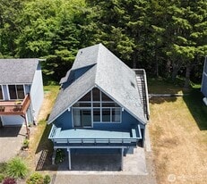 33610 J Pl in Ocean Park, WA - Building Photo