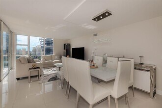 20335 W Country Club Dr, Unit 909 in Aventura, FL - Foto de edificio - Building Photo