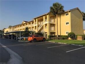 8297 Key Royal Ln-Unit -332 in Naples, FL - Foto de edificio - Building Photo