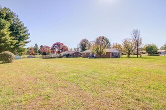 4165 Hawkins Dr in Westmoreland, TN - Foto de edificio - Building Photo