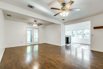 445 E Mistletoe in San Antonio, TX - Building Photo - Building Photo