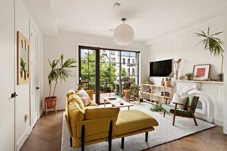 436 Pulaski St, Unit 1 in Brooklyn, NY - Foto de edificio - Building Photo