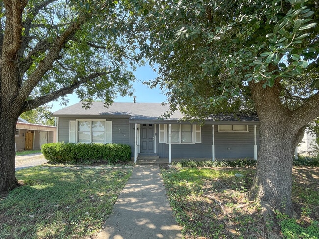 1011 Lincoln St in McGregor, TX - Building Photo - Building Photo