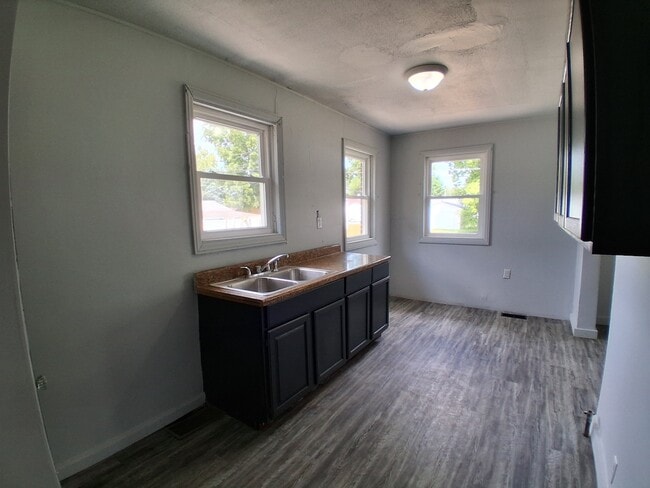 1497 E Fairchild St in Danville, IL - Building Photo - Building Photo