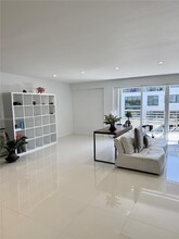 3121 Commodore Plaza in Miami, FL - Building Photo - Building Photo