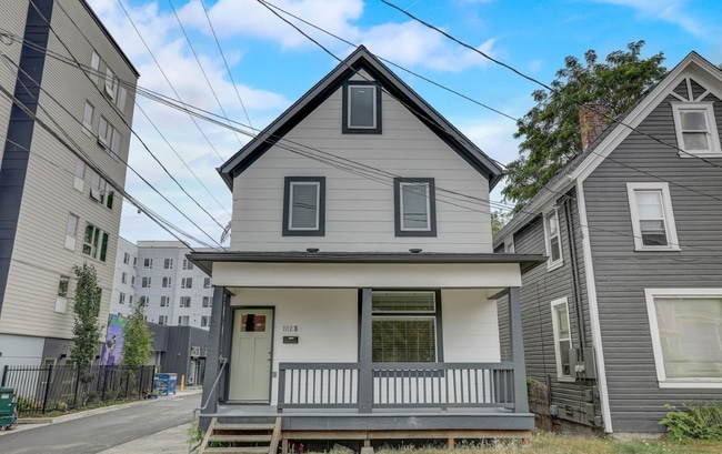 1112 S 8th St, Unit B in Tacoma, WA - Building Photo - Building Photo