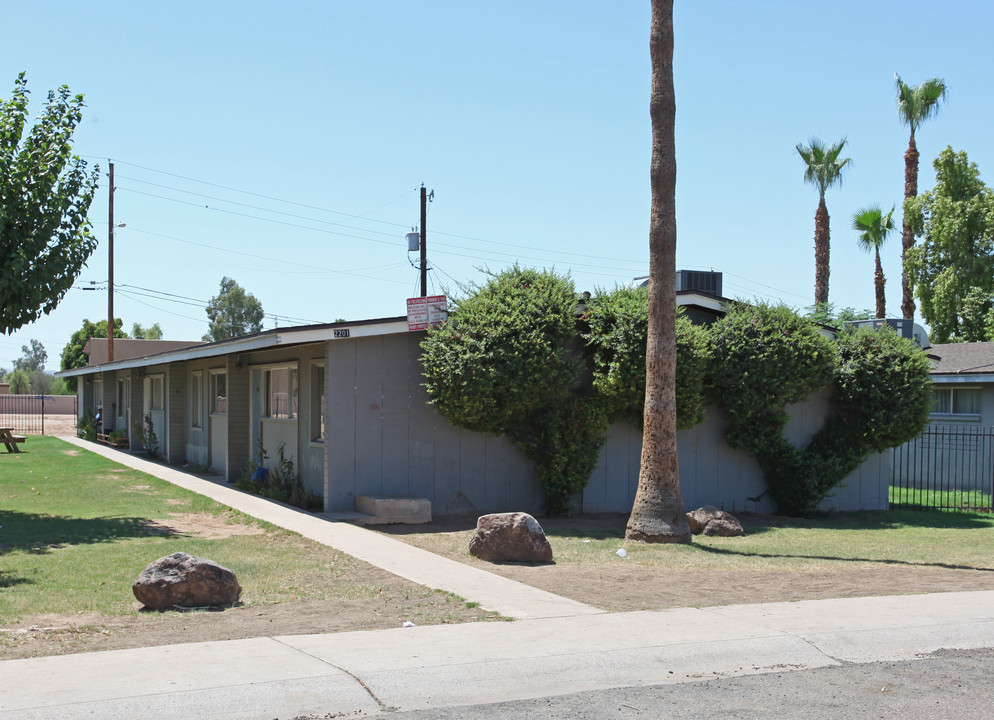 Green Lake Apartments in Phoenix, AZ - Building Photo