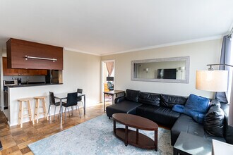 2030 F St NW, Unit 1002 in Washington, DC - Foto de edificio - Building Photo