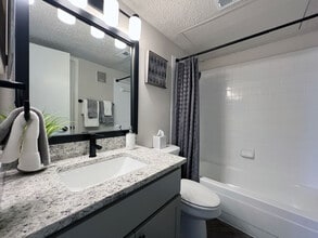 Ashwood Park Apartments in Dallas, TX - Foto de edificio - Building Photo