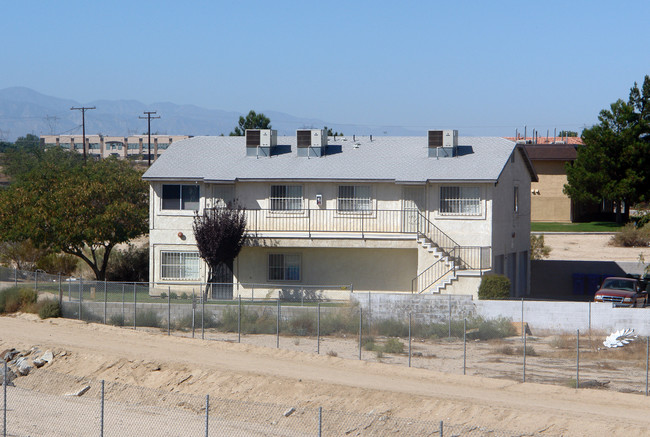 15795 Tern Rd in Victorville, CA - Foto de edificio - Building Photo