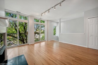 2135 N Southport Ave in Chicago, IL - Building Photo - Building Photo