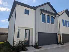 8014 Huntington Spgs Ln in Houston, TX - Building Photo