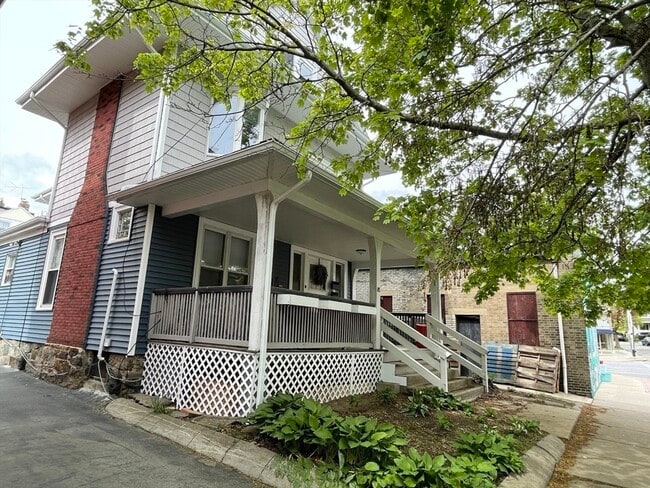 64 Coolidge St, Unit #1 in Brookline, MA - Building Photo - Building Photo