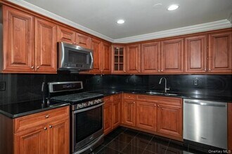 127 Overlook Dr in Farmingville, NY - Foto de edificio - Building Photo