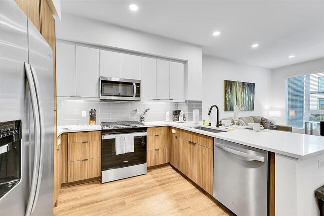 593 Camino De La Reina in San Diego, CA - Building Photo - Building Photo