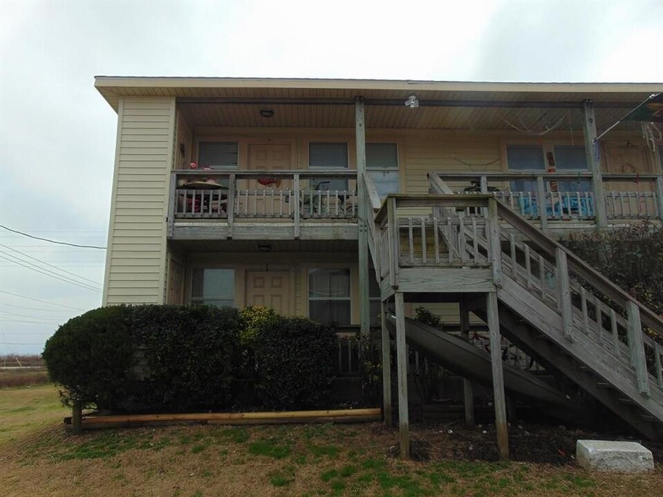16506 Blackbeard Rd in Jamaica Beach, TX - Building Photo