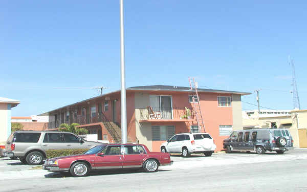 15 W 4th St in Hialeah, FL - Foto de edificio - Building Photo