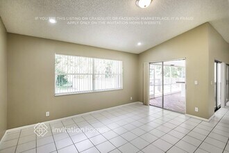 8017 NW 83rd St in Tamarac, FL - Foto de edificio - Building Photo