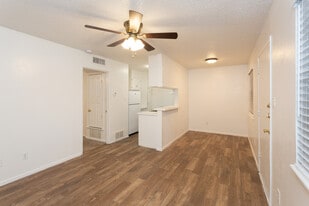 Quaker Pines in Lubbock, TX - Building Photo