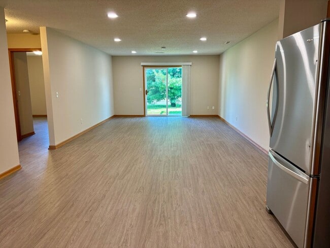 323 Williamsburg Pl in New Richmond, WI - Building Photo - Building Photo