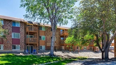 Pikes Place on San Miguel in Colorado Springs, CO - Foto de edificio - Building Photo