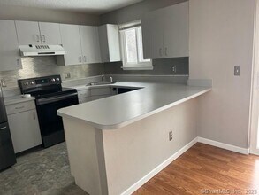 925 Oronoke Rd in Waterbury, CT - Building Photo - Building Photo