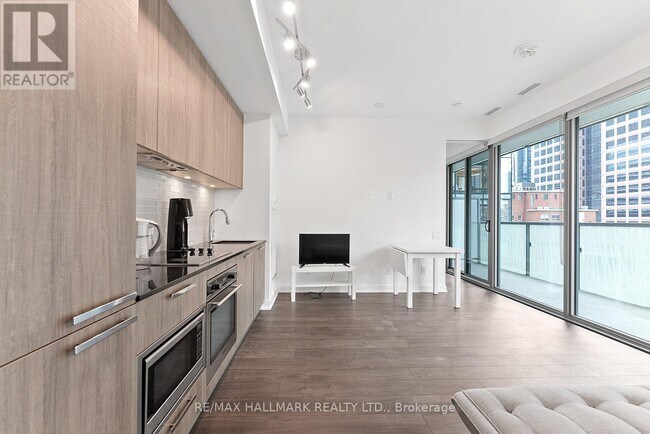 50 Charles St E in Toronto, ON - Building Photo - Building Photo