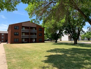 Pine Tree Flats in Ankeny, IA - Foto de edificio - Building Photo