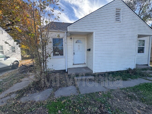 property at 2513 E 9th St N