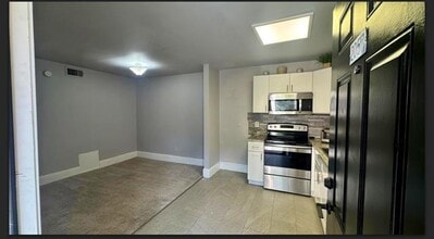 8110 Skillman St in Dallas, TX - Building Photo - Building Photo