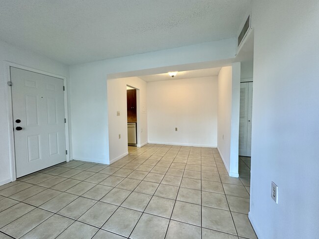 6901 NW 179th St, Unit 112 in Hialeah, FL - Building Photo - Building Photo