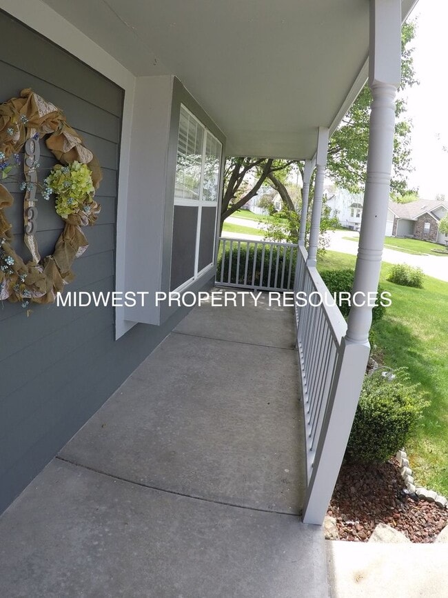 913 NE Michael Dr in Lee's Summit, MO - Building Photo - Building Photo