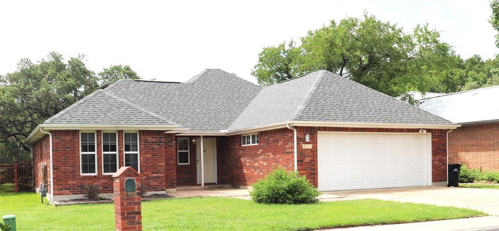 211 Fox Crossing in Burnet, TX - Building Photo