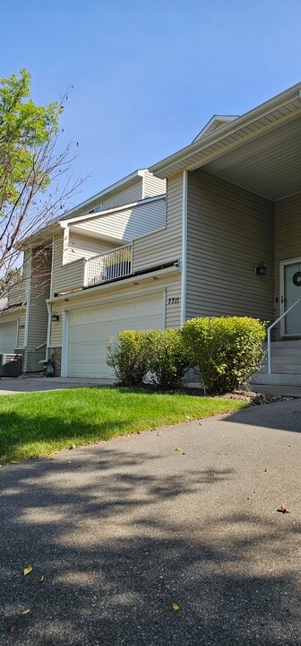 7711 Nicholas Way in Chanhassen, MN - Building Photo