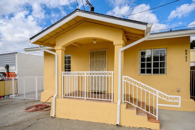 6923 Foothill Blvd in Tujunga, CA - Building Photo - Building Photo