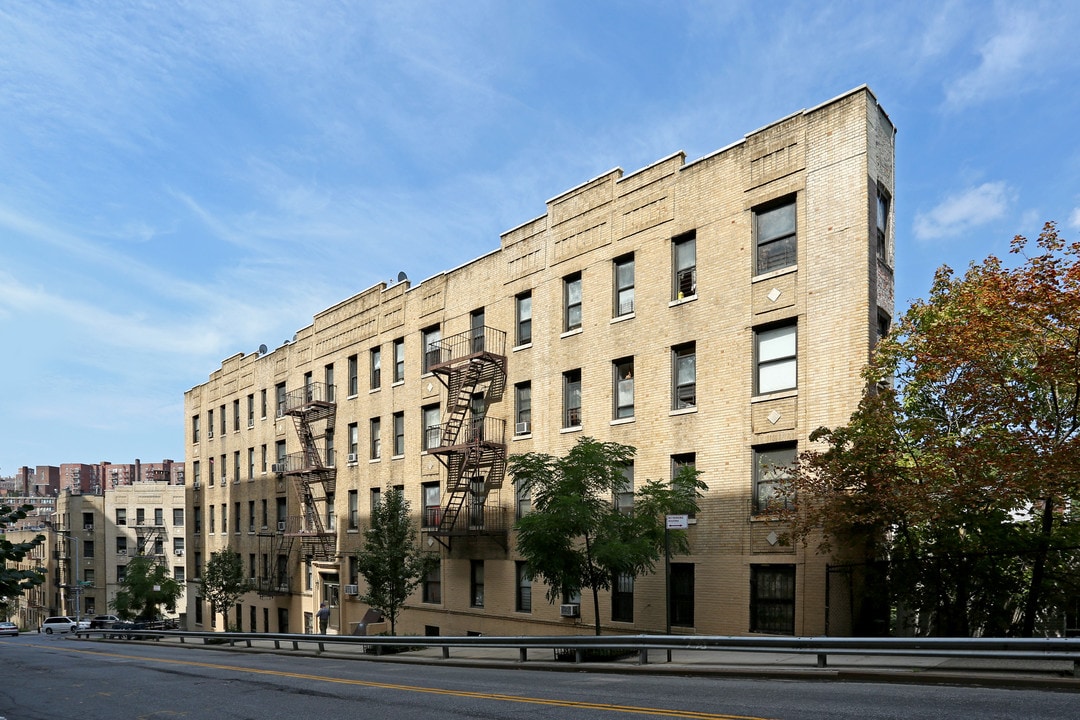 2 Broadway Ter in New York, NY - Building Photo