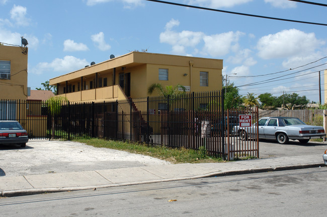 448-458 NW 7th St in Miami, FL - Building Photo - Building Photo