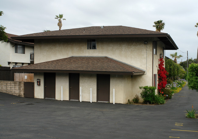 228 W Anapamu St in Santa Barbara, CA - Foto de edificio - Building Photo