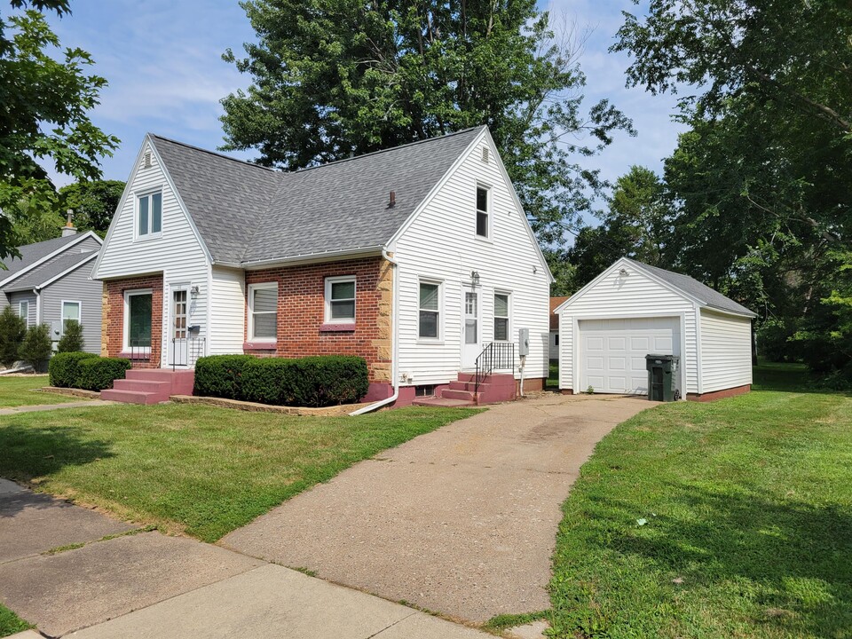 615 W 20th St in Cedar Falls, IA - Building Photo