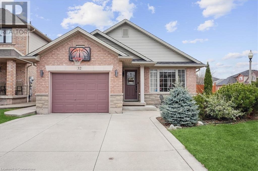 32 Sonoma Ln in Stoney Creek, ON - Building Photo