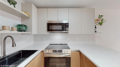 1666 West Ave, Unit 305 in Miami Beach, FL - Building Photo - Building Photo