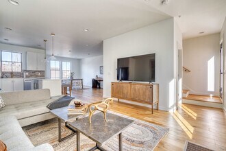 512 NE 56th Ave in Portland, OR - Building Photo - Building Photo