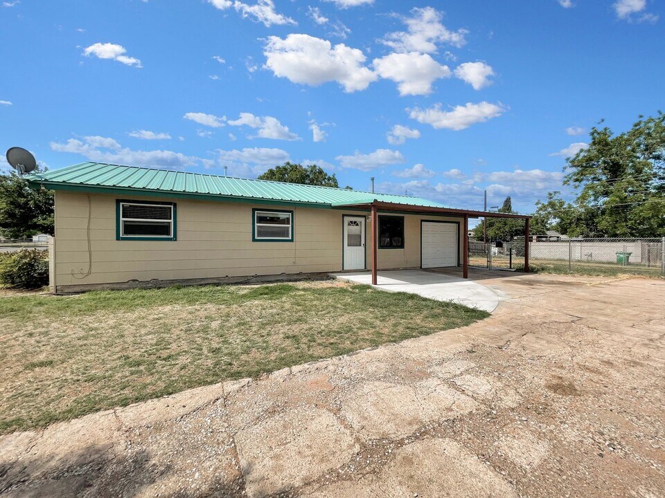 1517 N Breckon Dr in Hobbs, NM - Building Photo