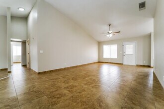 7907 N Roundstone Dr in Tucson, AZ - Foto de edificio - Building Photo